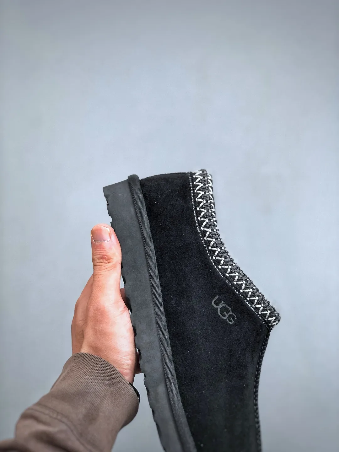 Local self-pickup💰540 supports store placement. The top version on the market. UGG Tazz. Ethnic thin-soled men's and women's models. Xiaohongshu's hot model. Produced by a major foreign trade factory in Guangzhou. Real sheep fur from toe to insole. Independent outer box packaging. Chip. Waterproof process. Different from any version on the market. 5cm thick sole, independently developed original outsole, cashmere insole, keeping warm in winter, suitable for home use. In the new year, uug launched a style series, which is partially geared towards the preferences of young consumers. It has also moved to the forefront of fashion trends. Shoe body material, water-repellent coated suede upper, 17 mm UGGPURE™ implanted wool insole, lightweight non-slip and comfortable rubber outsole, with brand LOGO and trademark, with full package Size: 35 36 37 38 39 40 41 42 43 44 45